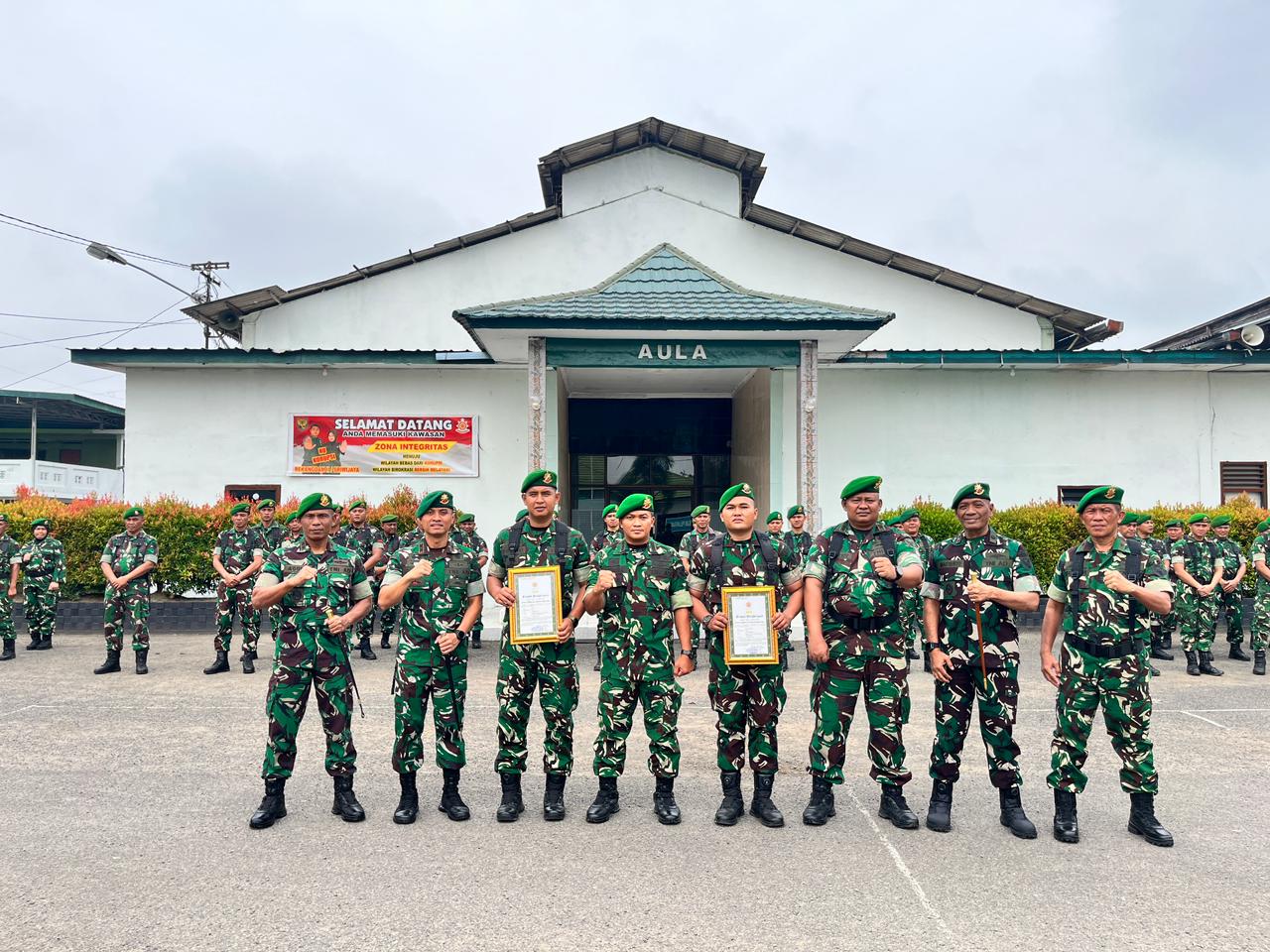 TOTALITAS DALAM DEDIKASI : KABEKANGDAM II/SRIWIJAYA MEMBERIKAN PIAGAM PENGHARGAAN KEPADA PRAJURIT BERPRESTASI