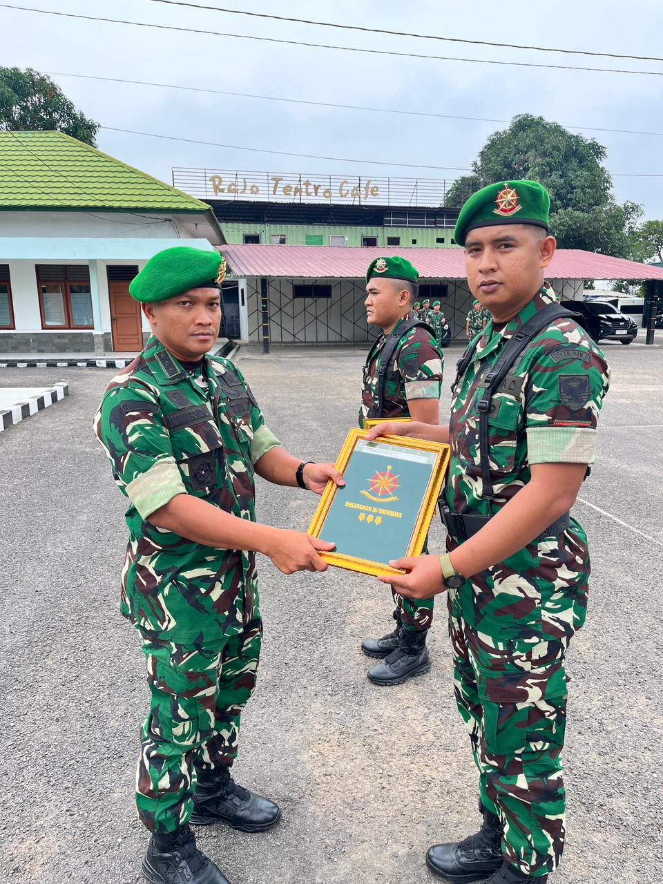 KEMANUNGGALAN DENGAN RAKYAT  : KABEKANGDAM II/SRIWIJAYA MEMBERIKAN PIAGAM PENGHARGAAN KEPADA PRAJURIT YANG TELAH SELESAI MELAKSANAKAN SATGAS GULBENCAL WILAYAH SUMATERA